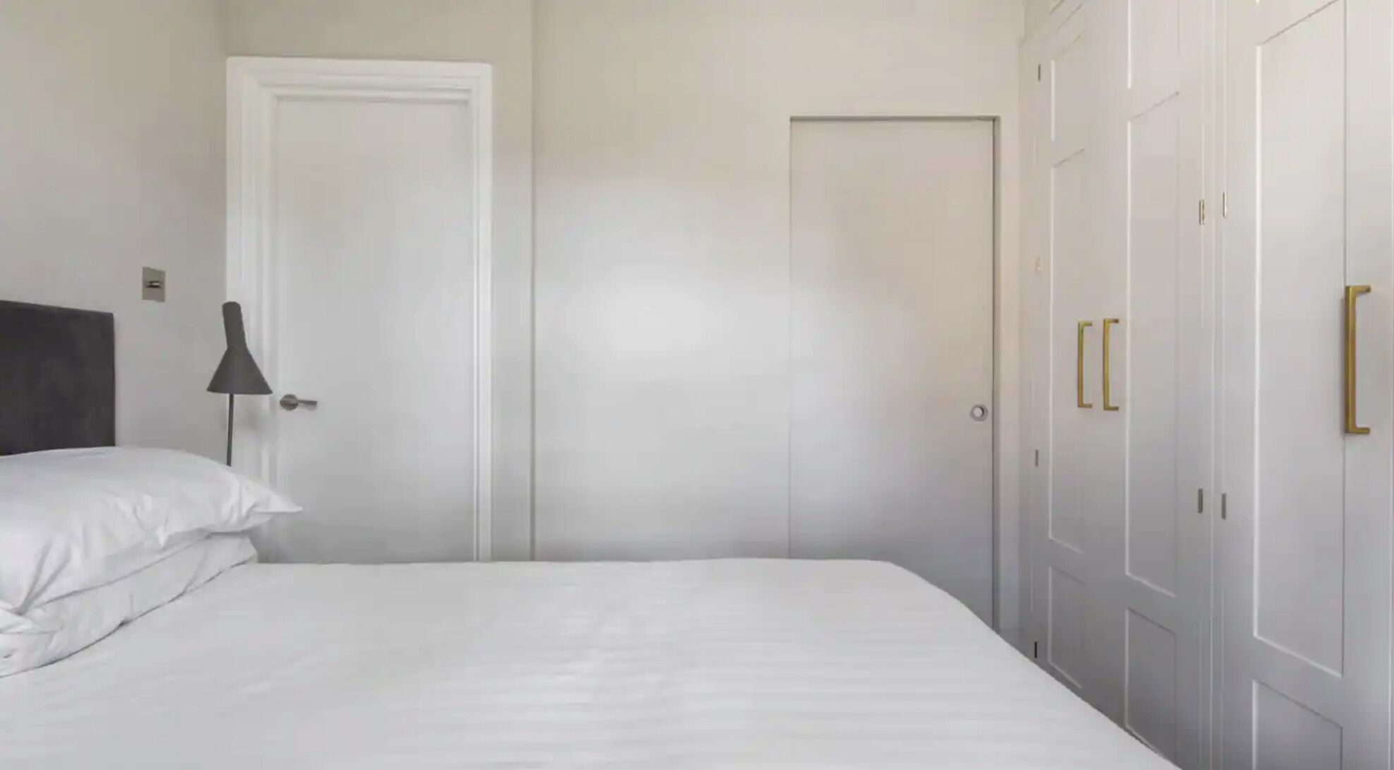 2 habitaciones, tabla de planchar con plancha, internet y ropa de cama 