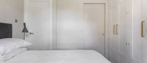 2 habitaciones, tabla de planchar con plancha, internet y ropa de cama