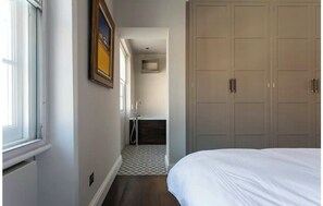 2 bedrooms, iron/ironing board, free WiFi, bed sheets - Elegant and bright Knightsbridge townhouse close to Harrod's. (London)