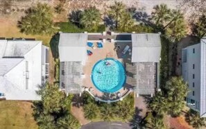 Exterior - Sand Dollar Quarters - 3BR, 2min walk Gulf, Sound, Dock, Hot Tub, Community Pool (Navarre)