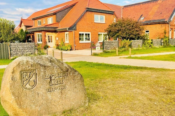 Blick von der Hauptstraße auf unser Haus (die Ferienwohnung befindet sich im 1. Stock)