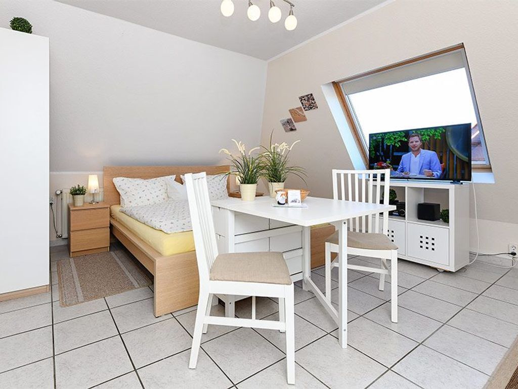 Wohn- und Schlafraum mit integriertem Küchenbereich