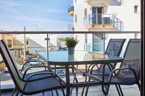 Outdoor dining - Beautiful vacation apartment near Monte Gordo beach (Monte Gordo)