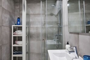 Shower, hair dryer, bidet, toilet paper - Beautiful vacation apartment near Monte Gordo beach (Monte Gordo)