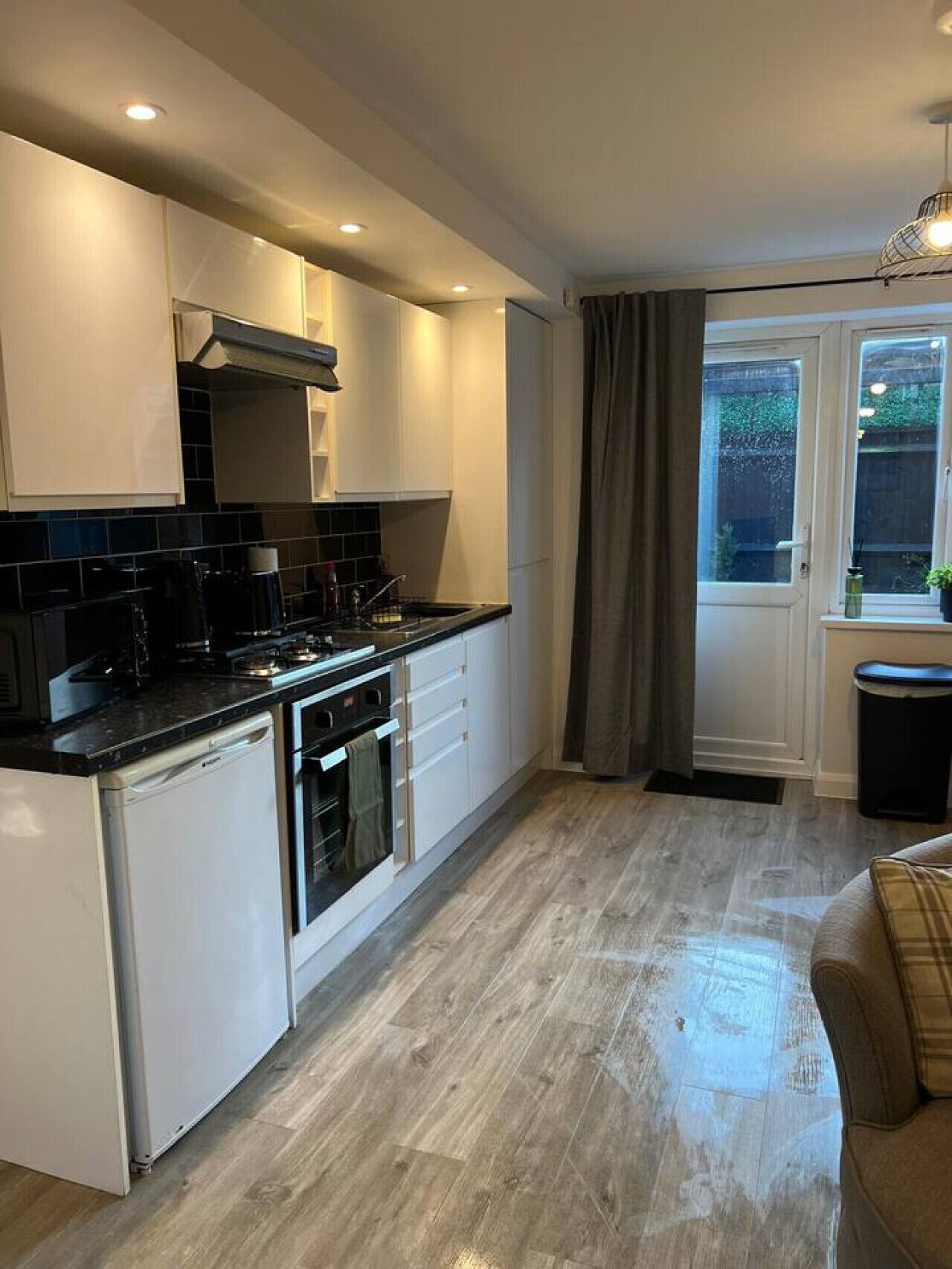 Een koelkast, een microgolfoven, een oven, een kookplaat