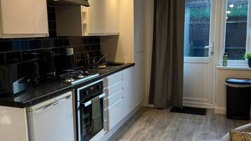 Een koelkast, een microgolfoven, een oven, een kookplaat