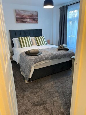 1 habitación, escritorio, tabla de planchar con plancha y wifi gratis 