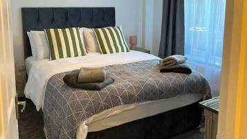 1 slaapkamer, een bureau, een strijkplank/strijkijzer, wifi