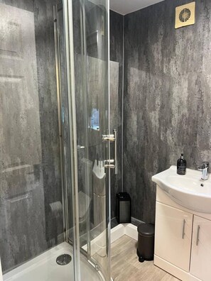 Een douche, een haardroger, handdoeken