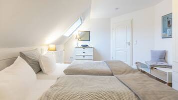 3 Schlafzimmer, Schreibtisch, Bügeleisen/Bügelbrett, Reisekinderbett
