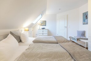 3 bedrooms, desk, iron/ironing board, travel cot - Hjertets Hus: Large vacation home with garden & terrace for 5 guests (Humptrup)