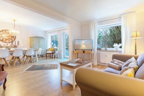 TV, books, stereo - Hjertets Hus: Large vacation home with garden & terrace for 5 guests (Humptrup)