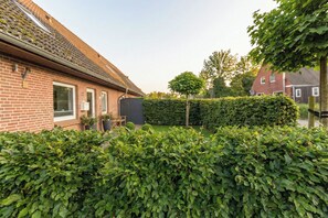 Property grounds - Hjertets Hus: Large vacation home with garden & terrace for 5 guests (Humptrup)