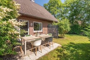 Outdoor dining - Hjertets Hus: Large vacation home with garden & terrace for 5 guests (Humptrup)