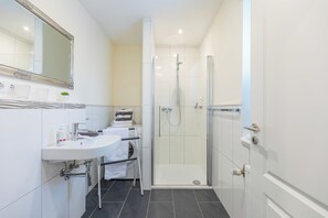Shower - Hjertets Hus: Large vacation home with garden & terrace for 5 guests (Humptrup)