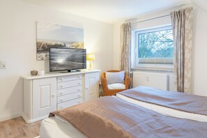 3 bedrooms, desk, iron/ironing board, travel cot - Hjertets Hus: Large vacation home with garden & terrace for 5 guests (Humptrup)