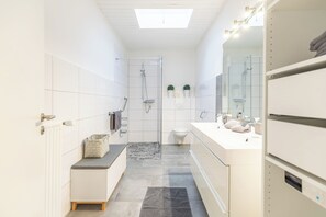 Shower - Haus Libelle: Modern vacation home with garden, gas barbecue & WLAN for 4 guests (Leck)