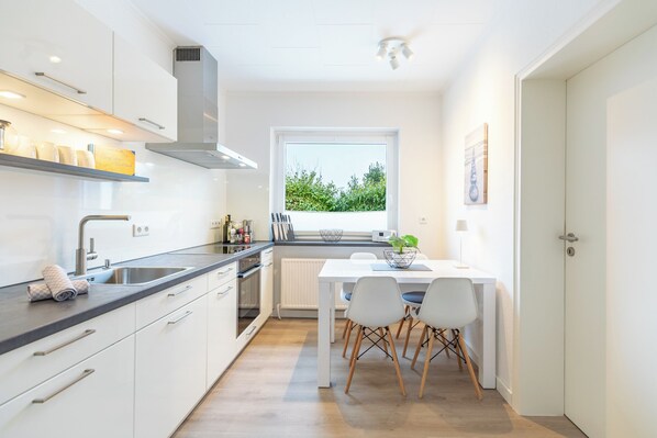 Fridge, microwave, oven, stovetop - Haus Libelle: Modern vacation home with garden, gas barbecue & WLAN for 4 guests (Leck)