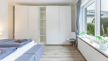 2 Schlafzimmer, Schreibtisch, Bügeleisen/Bügelbrett, Reisekinderbett