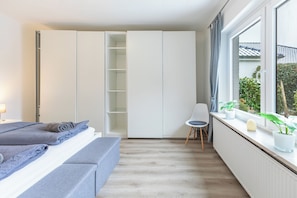 2 Schlafzimmer, Schreibtisch, Bügeleisen/Bügelbrett, Reisekinderbett