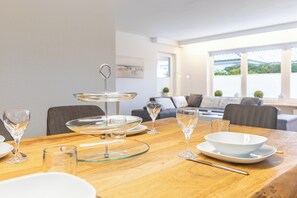 Dining - Haus Libelle: Modern vacation home with garden, gas barbecue & WLAN for 4 guests (Leck)