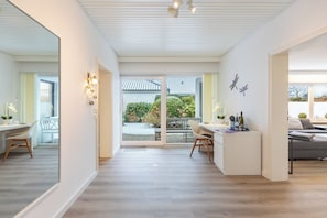 Interior - Haus Libelle: Modern vacation home with garden, gas barbecue & WLAN for 4 guests (Leck)