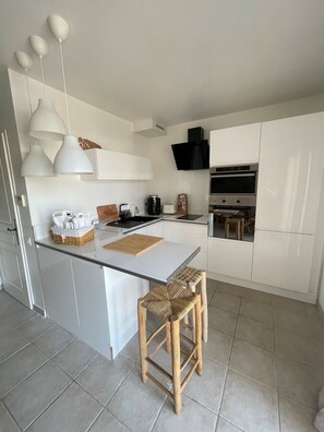 Fridge, microwave, oven, stovetop - Marina des remparts (Aigues-Mortes)