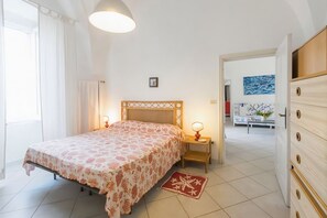 5 soverom, skrivebord, strykejern/-brett og reiseseng for barn