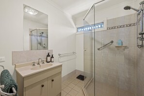 Shower, towels - To Marlin & Will ~ Port Willunga - Unsophisticated & Kitsch Simplicity (Port Willunga)