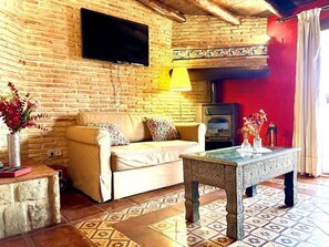 Suite superior, vista al jardín | Área de sala de estar