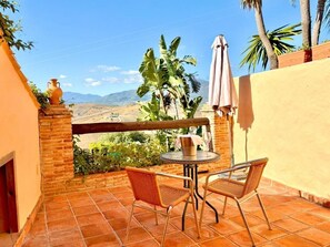 Suite junior, balcón, vistas al jardín | Restaurante al aire libre