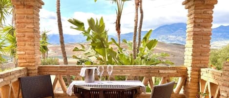 Superior Suite, Garden View | Outdoor dining