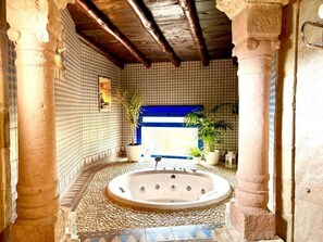 Suite superior, vista al jardín | Interior