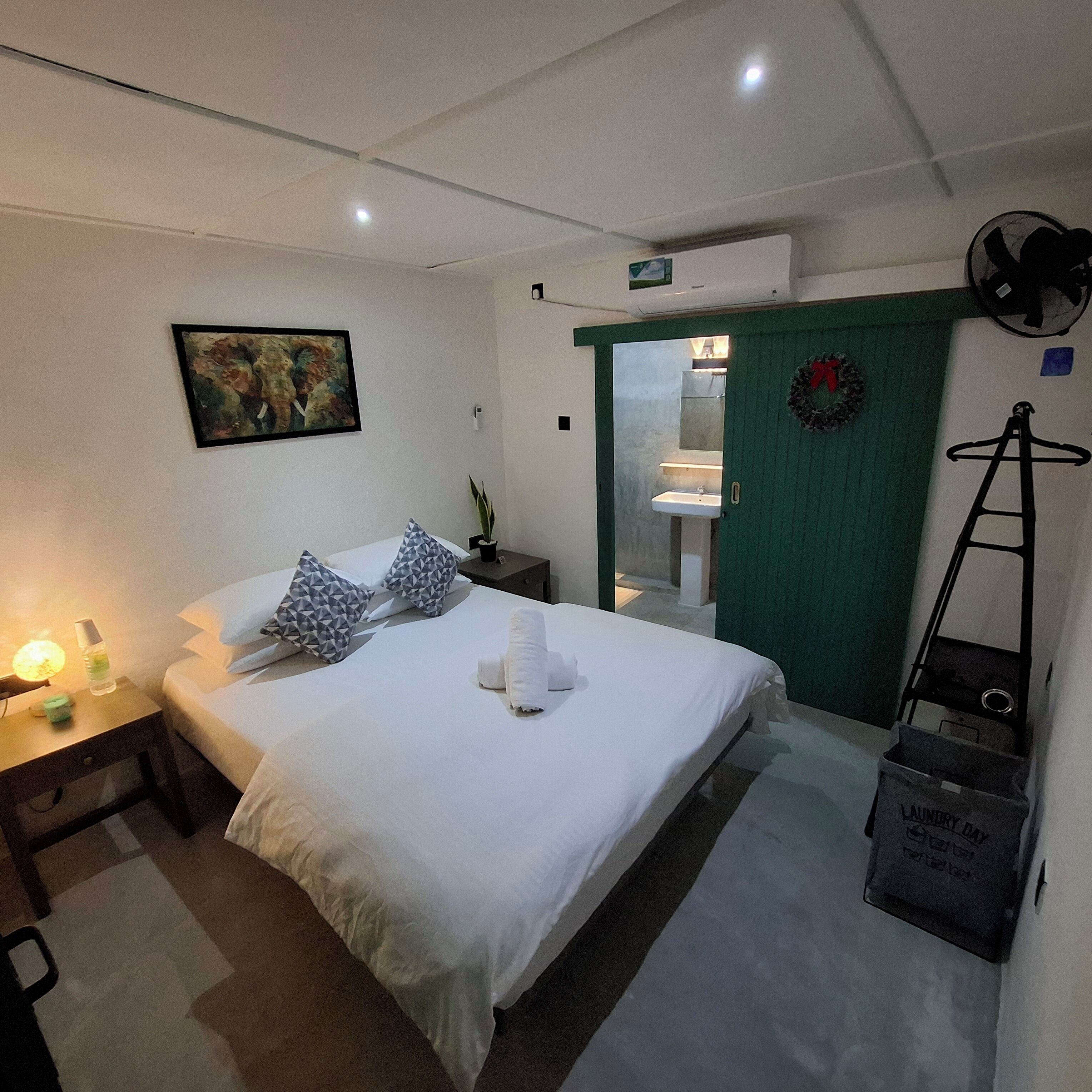 3 chambres, fer et planche à repasser, Wi-Fi, draps fournis