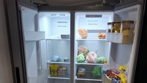 Uma geladeira com várias prateleiras, compartimento para congelador e sistema de circulação de ar multizona.