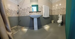 Secadora de cabello, bidet, toallas, jabón 