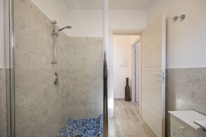 Shower, hair dryer, bidet, towels - Apartment Lights (Avola)