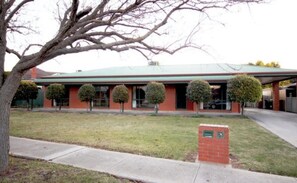 Exterior - Manor on McIntyre (Horsham)