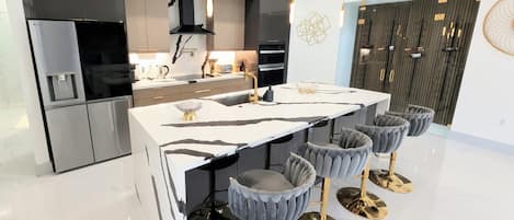 冰箱、微波炉、烤箱、炉灶