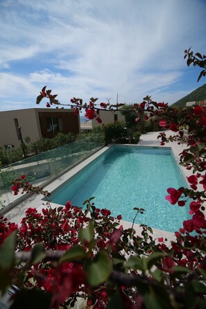Una piscina al aire libre de temporada