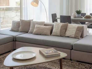 Villa Premier, vistas al mar | Sala de estar | Smart TV de 50 pulgadas con canales digitales, Netflix