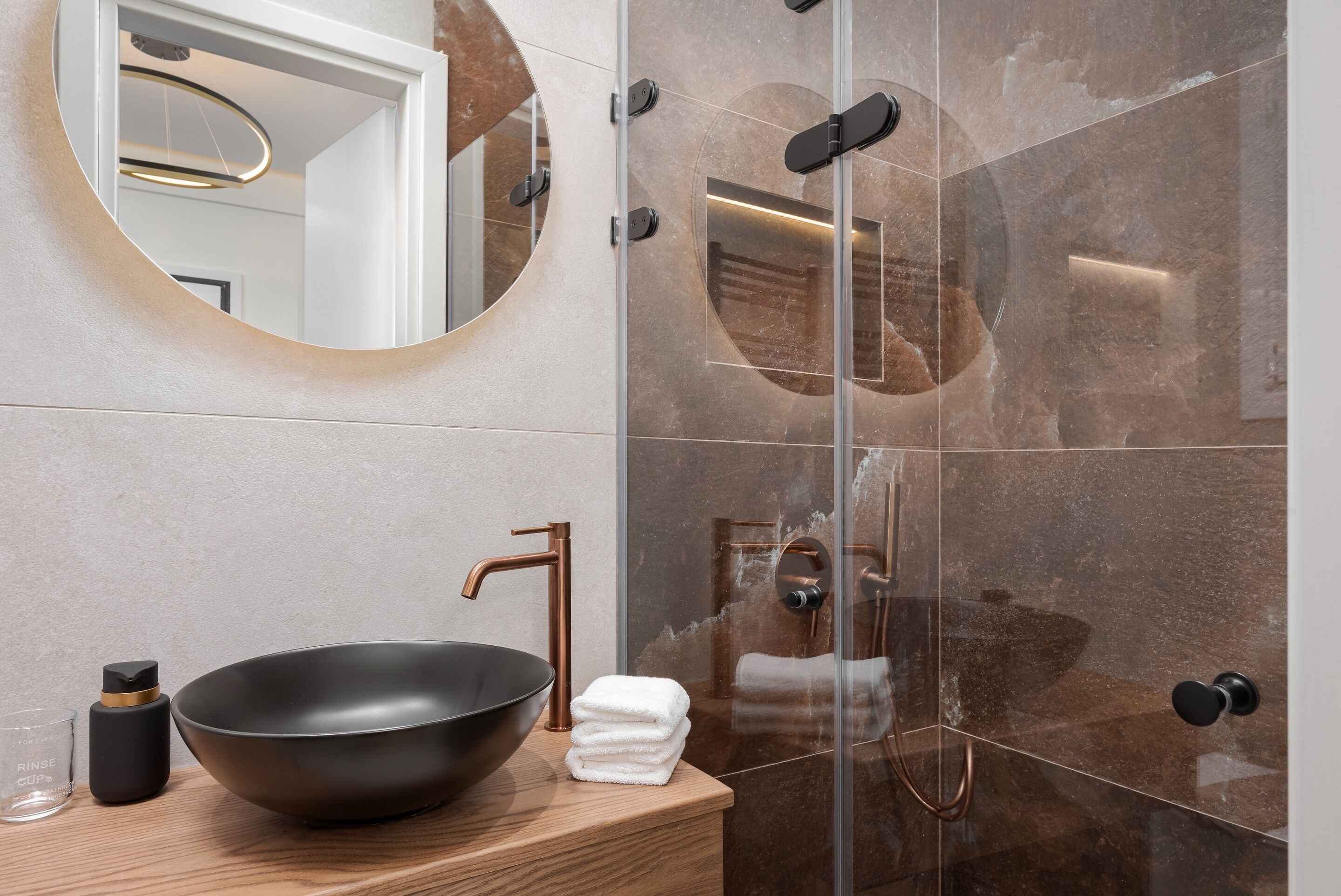Suite | Bathroom | Shower, rainfall showerhead, free toiletries, hair dryer