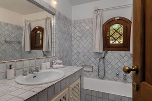 Douche, sèche-cheveux, bidet, serviettes fournies