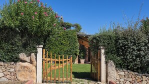 A stone gate with a wooden fence, a stone wall with 'LA NINETTA' inscribed, and a clear blue sky. - Classic villa, Cala di Volpe, minutes away from Sardinia's most iconic beaches (Sardegna)