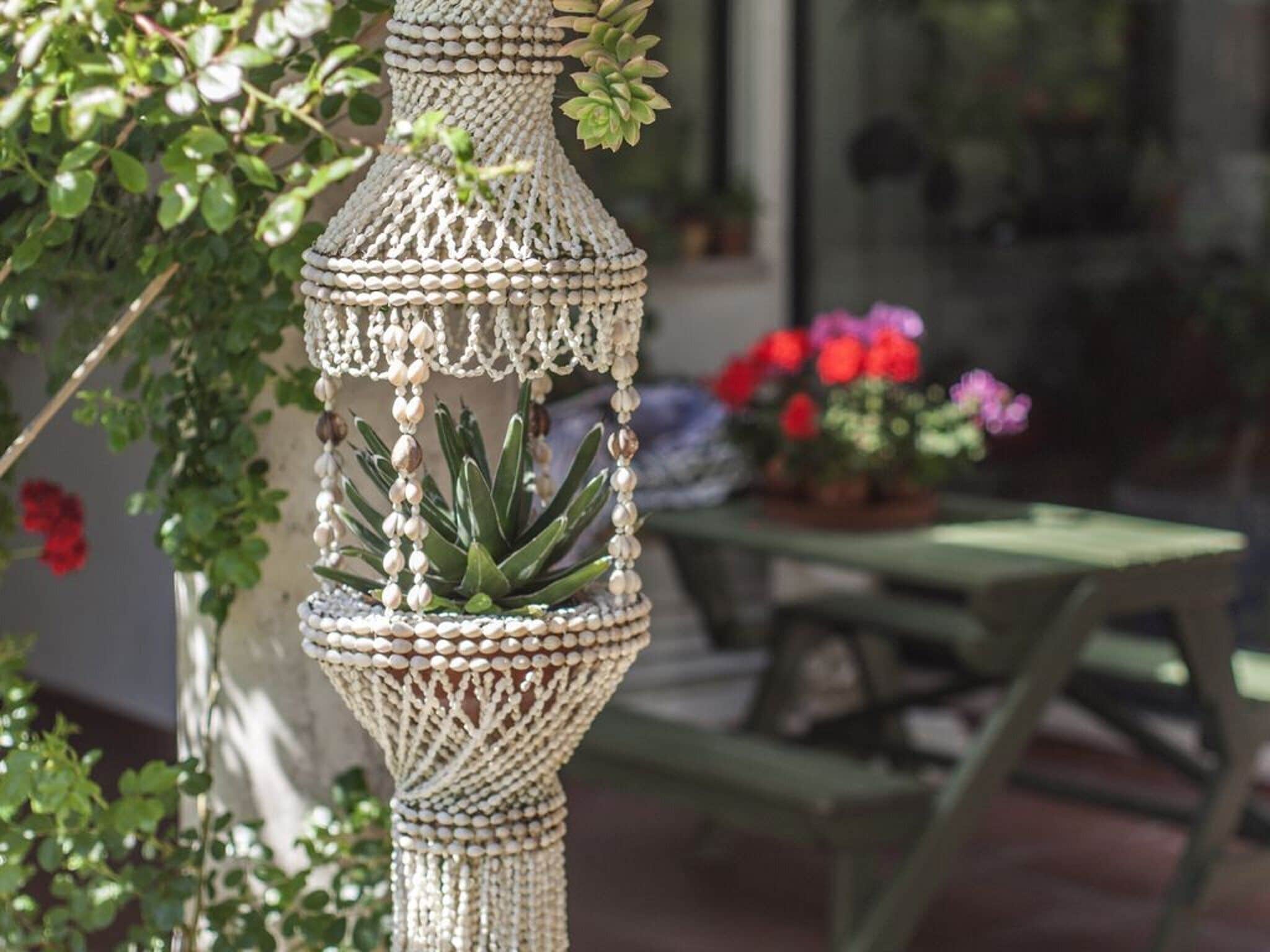 Suporte de plantas com contas e uma suculenta.