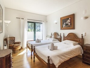 6 bedrooms, iron/ironing board, free WiFi - Magnificent Aroeira Villa | 6 Bedrooms | Pool Table | Private Pool (Herdade da Aroeira)