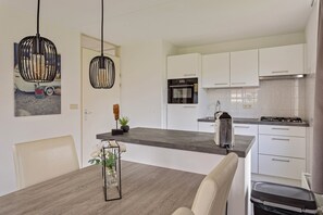Kühlschrank, Mikrowelle, Herdplatte, Geschirrspüler