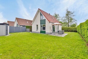 Exterior - Stay at Holiday Home Schoneveld 249 at Holiday Park Schoneveld. This dog-friendly property has an enclosed garden and a bedroom downstairs. (Breskens)