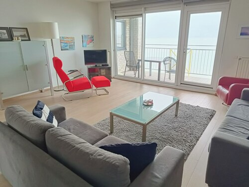 This charming two-room apartment in Port Scaldis (no. 19-42) offers a unique combination of sea and countryside views, making it perfect for a relaxing holiday on the Zeeland coast.