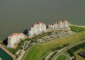 Exterior - This charming two-room apartment in Port Scaldis (no. 19-42) offers a unique combination of sea and countryside views, making it perfect for a relaxing holiday on the Zeeland coast. (Breskens)